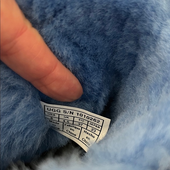 UGG Classic Short Boot - Picture 3 of 8